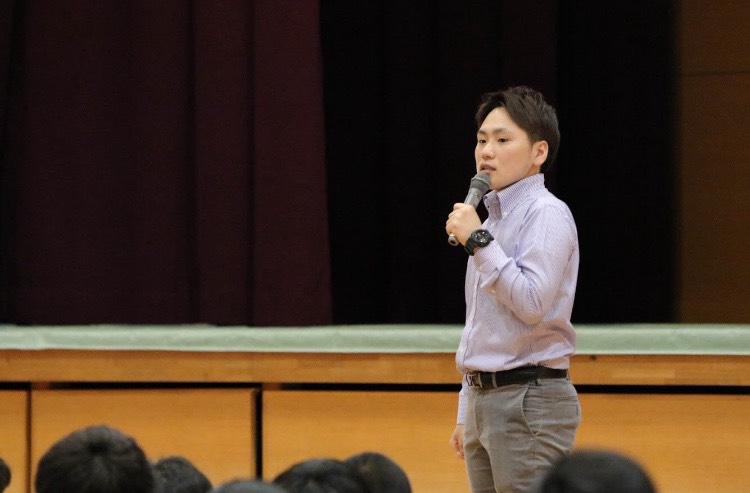 児島希望が学校でLGBTQ＋について講演している様子